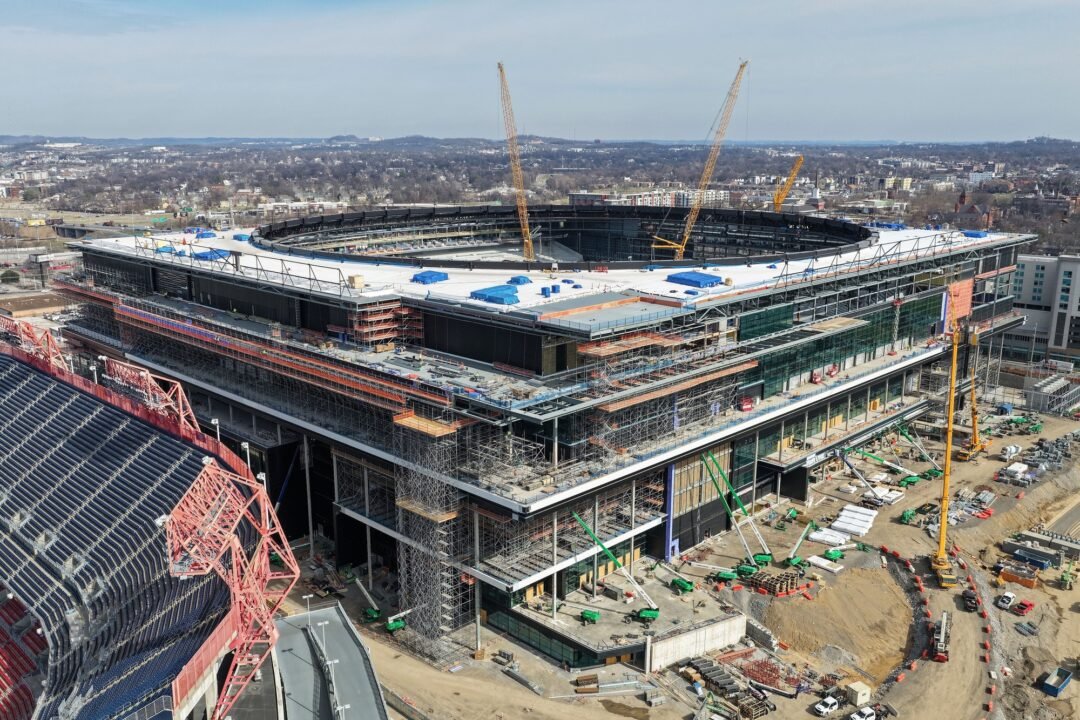 EL NUEVO ESTADIO DE LOS TITANS YA TIENE EL TECHO CERRADO Y UNOS 23.000 DE SUS 60.000 ASIENTOS INSTALADOS